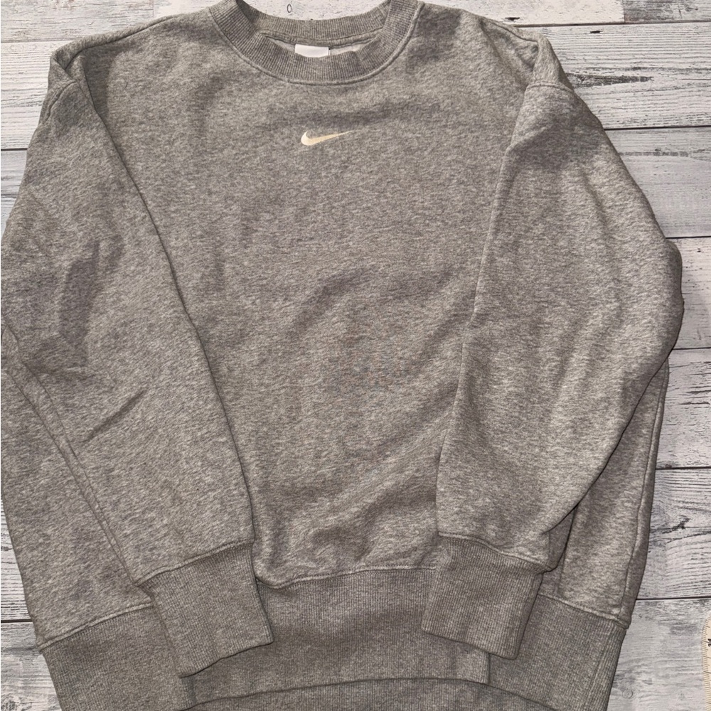 Nike Men’s Heather Gray Crewneck Sweatshirt with White Swoosh